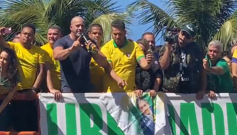 Deputado federal Daniel Silveira discursou, ao lado do deputado estadual Rodrigo Amorim, durante protesto em Copacabana — Foto: Leslie Leitão / TV Globo
