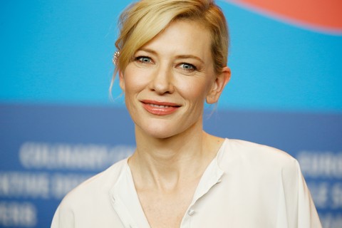 Cate Blanchett dificilmente erra, mas o penteado comportadinho não valorizou seu rosto impecável