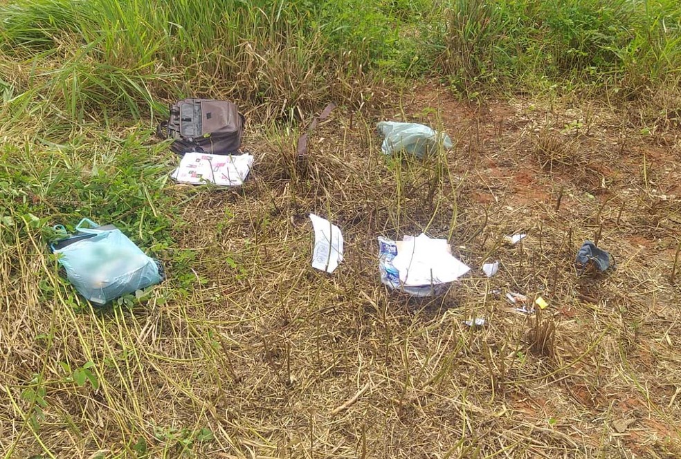 Trabalhadores rurais encontraram pertences de professora carbonizada, em Regente Feijó (SP) — Foto: Polícia Civil