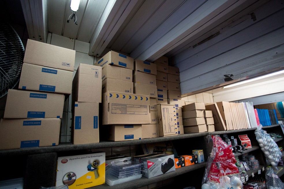 Embalagens vendidas em papelaria na Rua Tabapuã (Foto: Marcelo Brandt/G1)