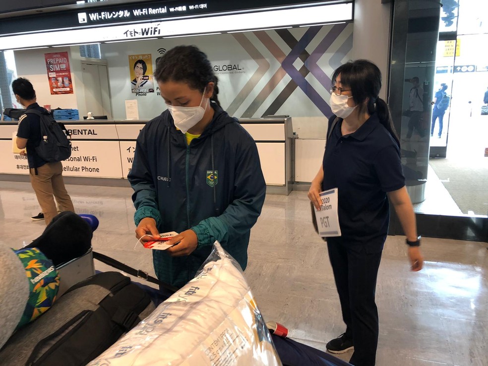 Ana Sátila foi a primeira atleta do Brasil a desembarcar no Japão para os Jogos Olímpicos — Foto: Carlos Gil