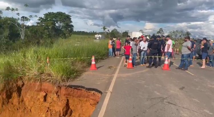 FOTOS: Crateras se abrem em trecho da BR-364 em Extrema, RO, e via fica interditada