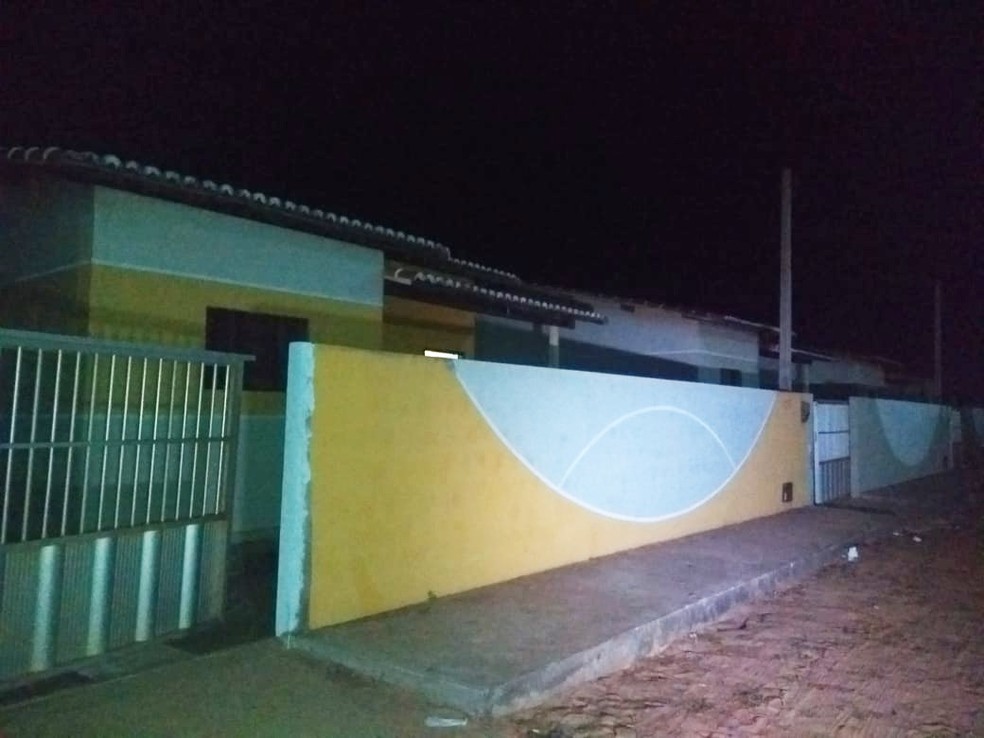 Vítimas foram mortas em duas casas vizinhas, na Rua Praia de Touros, em Touros — Foto: Acson Freitas/Inter TV Cabugi