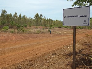 Placa que indica o Poço Azul em Monsenhor Gil - Trilhas do Piauí