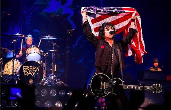 O músico Billy Joe Armstrong em show do Green Day (Foto: Instagram)
