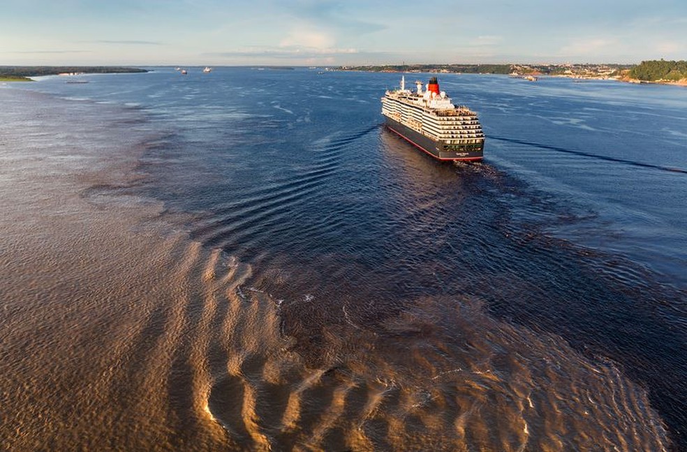 Navio passa pelo Encontro das Águas dos Rios Tapajós e Amazonas, em Santarém — Foto: Divulgação/Cunard