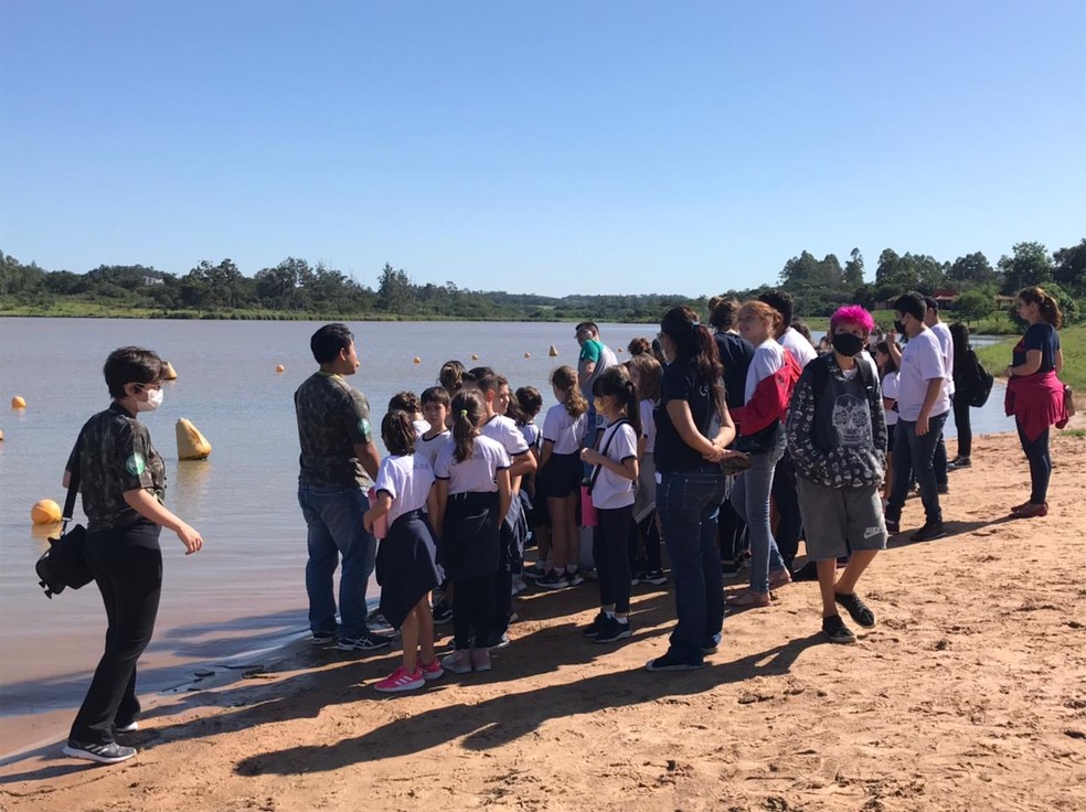 Estudantes e professores participaram de atividades para celebrar o Dia Mundial da Água, nesta terça-feira (22), no Balneário da Amizade, em Presidente Prudente (SP) — Foto: Isabela Gomes/Secom