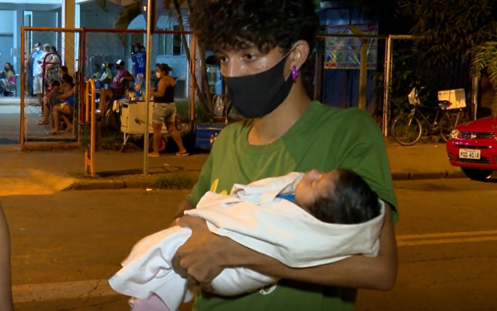 Autônomo Dylkues Frank com a filha esperando atendimento pediátrico — Foto: Reprodução/TV Anhanguera