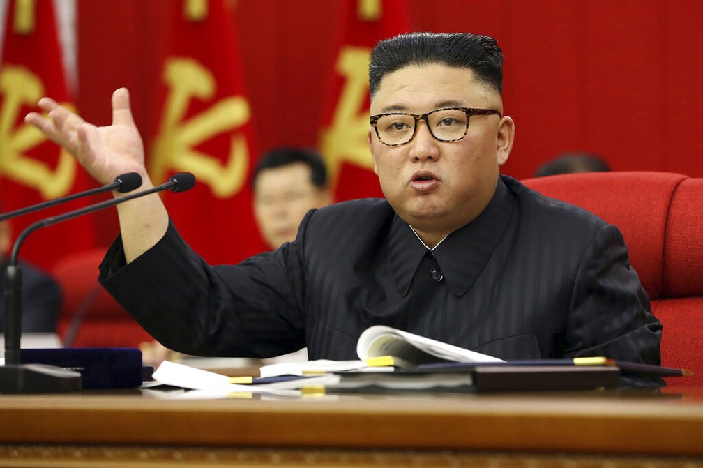 Em foto distribuída pela agência oficial norte-coreana, Kim Jong-un fala na reunião do Partido dos Trabalhadores em Pyongyang, em 15 de junho — Foto: KCNA via AP