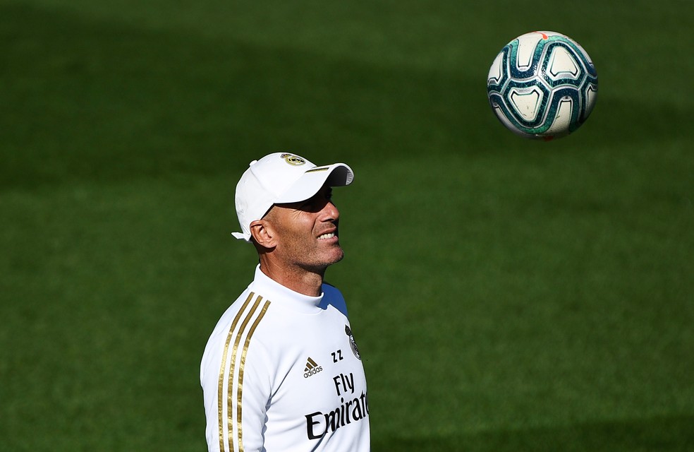 Zidane durante treino do Real Madrid — Foto: PIERRE-PHILIPPE MARCOU / AFP