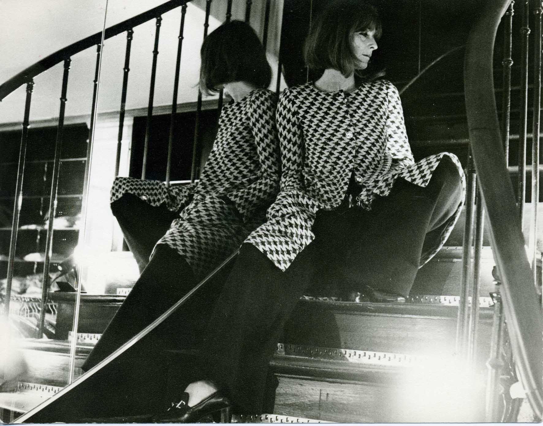 A estilista na escada da sua primeira loja na Rue de Grenelle, em Paris, no dia da inauguração, em 1968 (Foto: Divulgação)