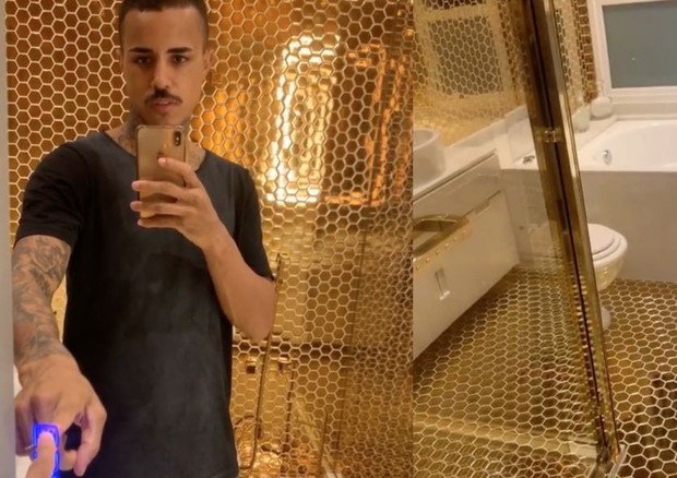 Mc Livinho impressiona com banheiro "de ouro" hightech e casa com elevador (Foto: Reprodução/Instagram)