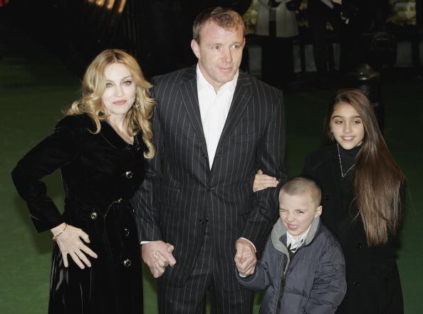 LONDON - JANUARY 25:  Madonna and husband Guy Ritchie and children Rocco and Lourdes arrive at the Arthur And The Invisibles premier at Vue Leicester Square on January 25, 2007 in London, England.  (Photo by Chris Jackson/Getty Images) (Foto: Getty Images)