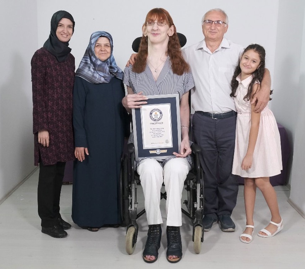 A turca Rumeysa Gelgi, a mulher viva mais alta do mundo, ao lado de seus pais, sua irmã e sua sobrinha — Foto: Reprodução/Twitter/GuinnessWorld Records