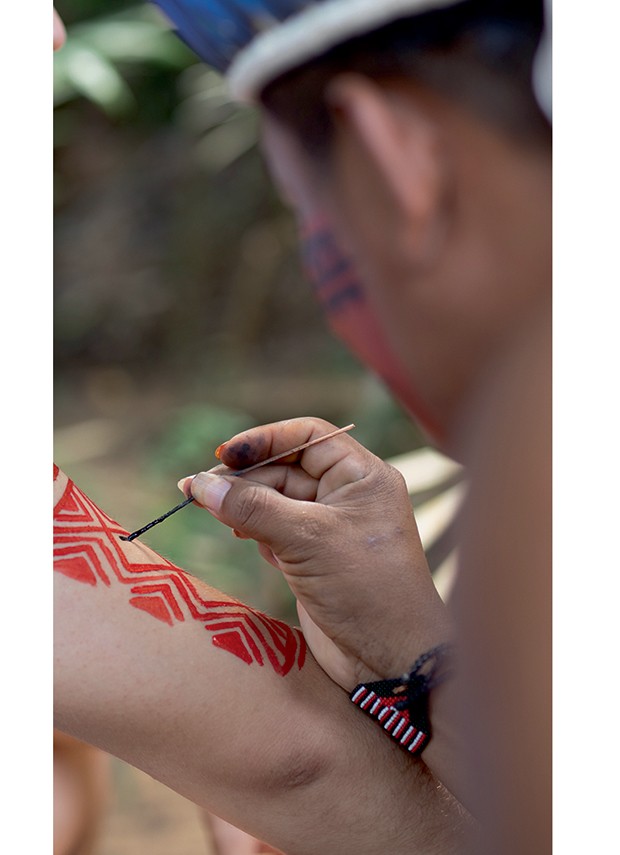 Lifestyle Amazonas - Pintura corporal  na aldeia indígena da etnia dessana (Foto: Carol Gherardi)