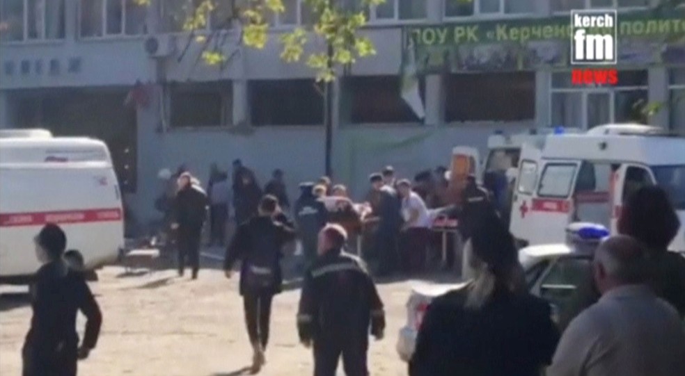Serviços de emergência socorrem vítima de explosão em instituição de ensino em Kerch, na Crimeia, nesta quarta-feira (17)  — Foto: Kerch.FM/ Reuters 