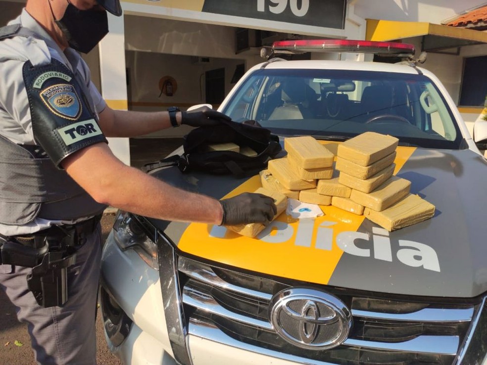 Polícia apreendeu 16 tabletes de pasta base de cocaína na Rodovia Marechal Rondon, em Andradina (SP) — Foto: Polícia Militar Rodoviária/Divulgação