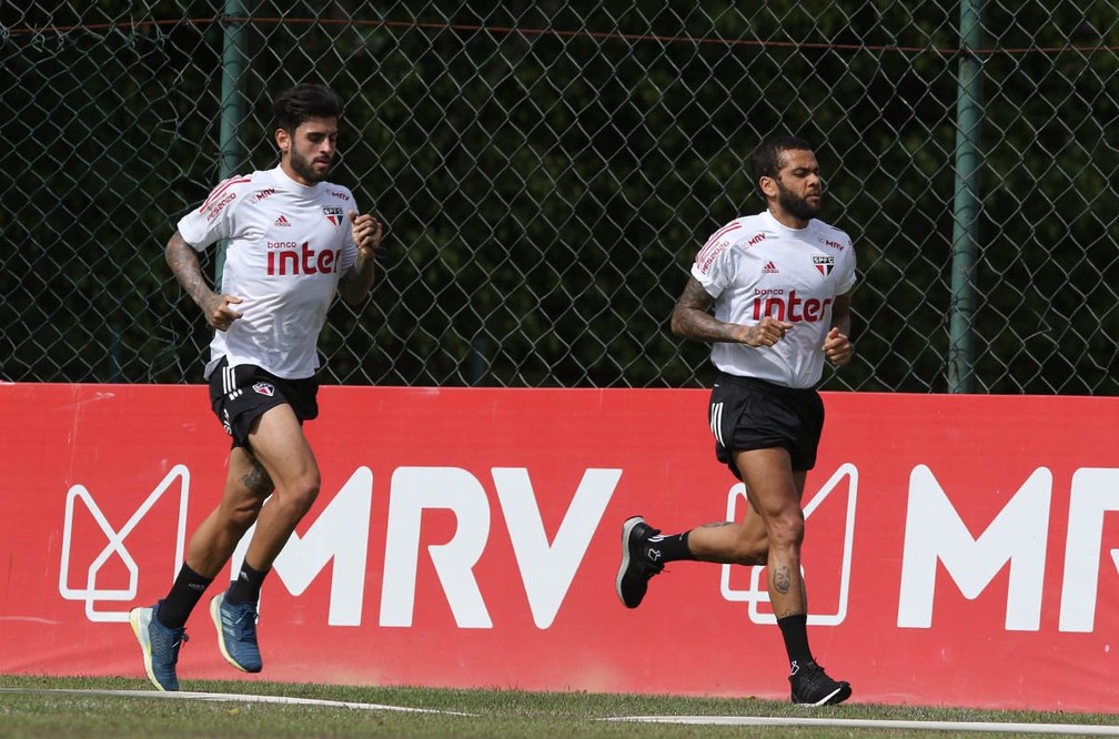 Liziero e Daniel Alves em atividade no São Paulo nesta terça-feira — Foto: Reprodução/Twitter