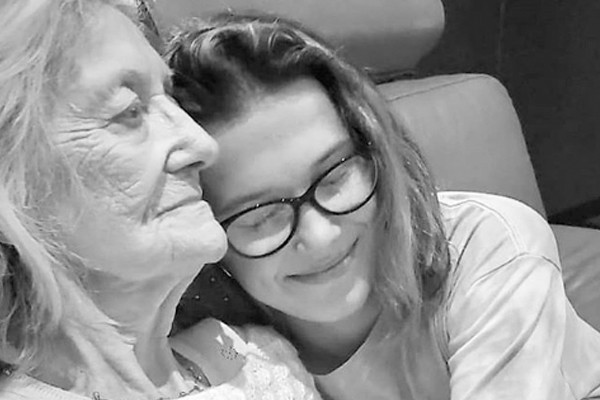 Millie Bobby Brown com a sua avó (Foto: Reprodução / Instagram)