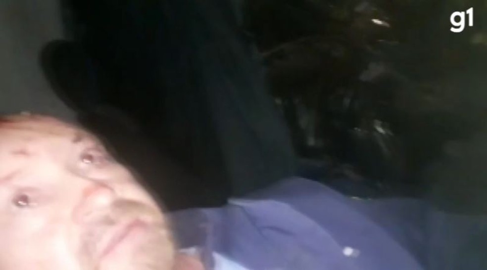 José Altair Biscaia ficou preso dentro do caminhão após ser atingido pelo deslizamento — Foto: Redes sociais