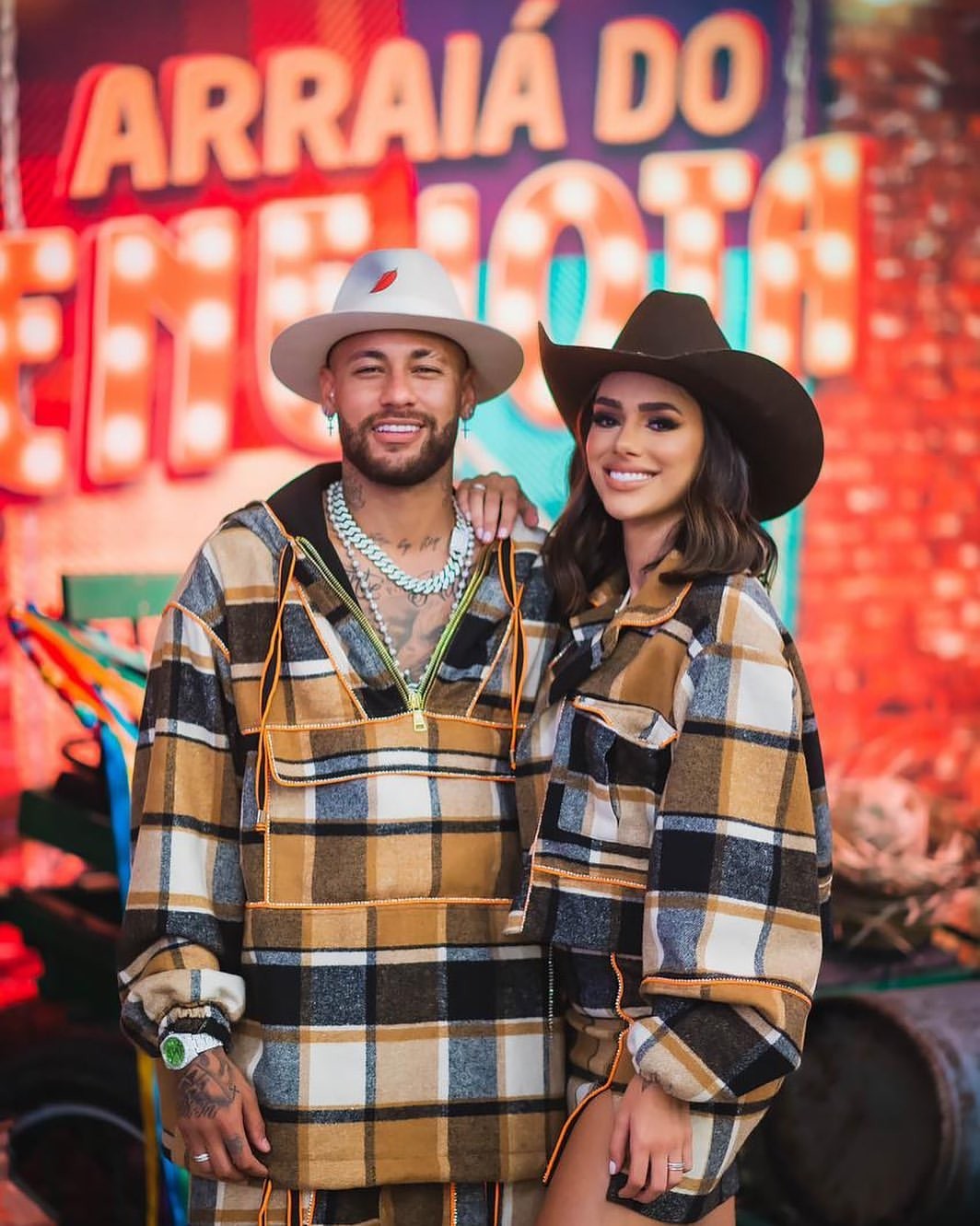 Neymar posta agarradinho e com mesmo look que Bruna Biancardi em festa junina em sua mansão no Rio: Arraiázin