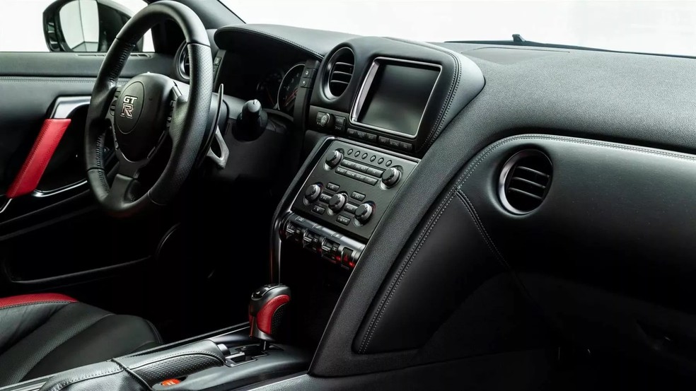 Interior do GT-R está muito bem preservado — Foto: Divulgação