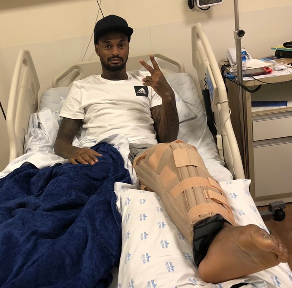Ren Jnior rompeu o ligamento cruzado anterior do joelho esquerdo e passou por cirurgia  Foto: Divulgao