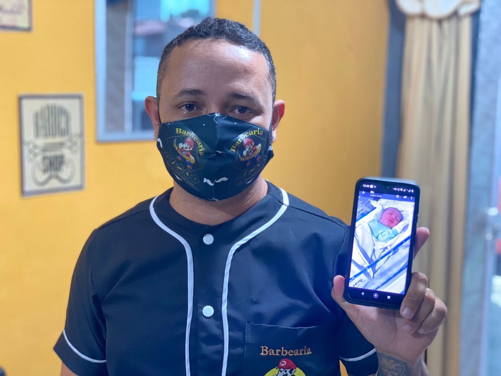 Barbeiro e motorista por aplicativo, Mário Máximo vai ser padrinho de Anthony, que nasceu no banco de trás do carro dele em Natal. — Foto: Kleber Teixeira/Inter TV Cabugi