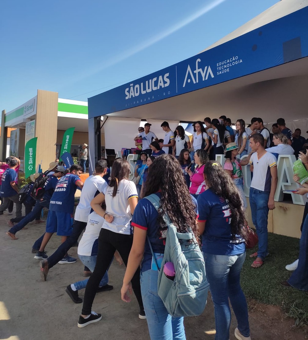 Alunos de escolas públicas de RO participando de atividades físicas no Estande da São Lucas no 3º dia de RRS 2022 — Foto: Thaís Nauara