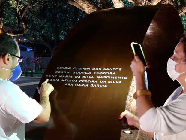 Arquiteta brasileira cria memorial para expressar luto pelas vítimas da Covid-19  (Foto: Reprodução / Instagram @crisasantos.arquitetos)