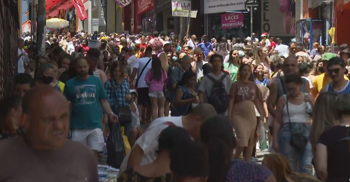 consumidores-lotam-rua-25-de-mar-o-em-busca-de-presentes-e-decora-o-de