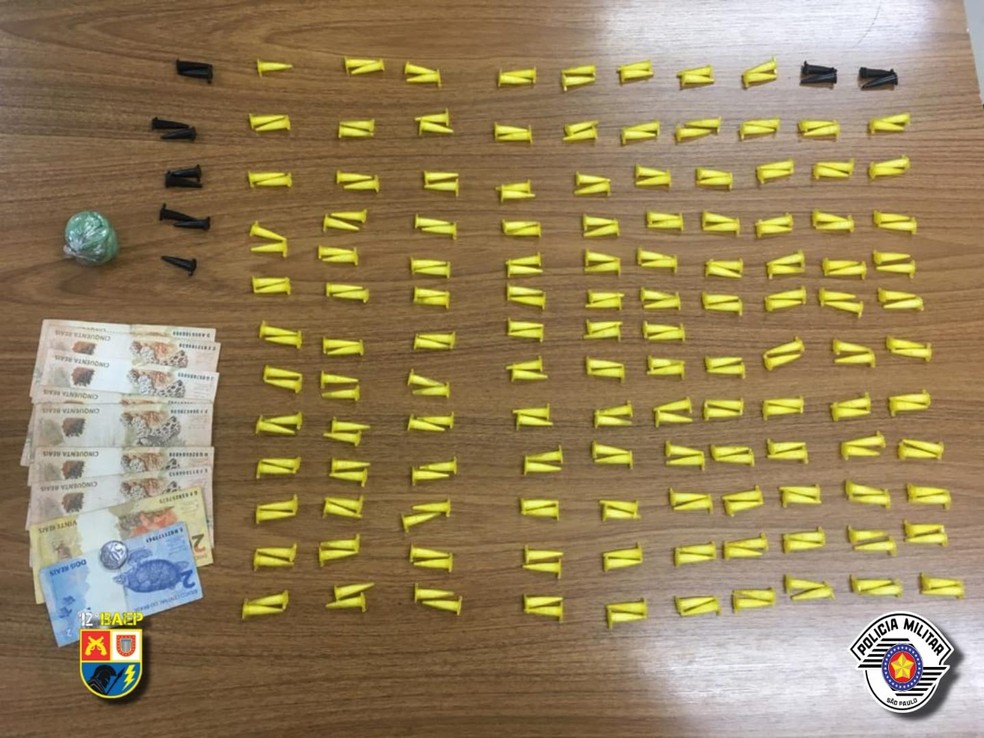 Polícia apreendeu R$ 372,50 em espécie, 258 pinos de cocaína, 742 pinos vazios e 75 gramas de maconha — Foto: Batalhão de Ações Especiais de Polícia (BAEP)