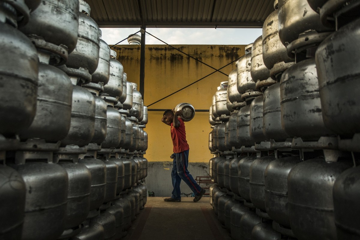 Distribuidoras de g&aacute;s de cozinha ser&atilde;o notificadas por n&atilde;o repassarem queda de pre&ccedil;os ao consumidor