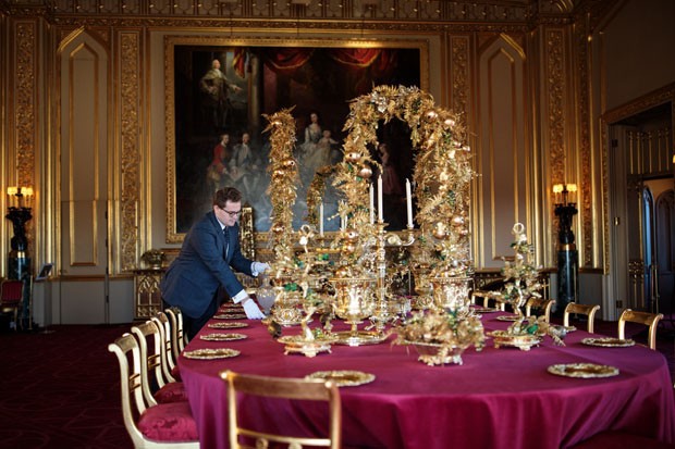 WINDSOR, ENGLAND - NOVEMBER 23: An employee poses by the table in the State Dining Room which has been decorated for the Christmas period with silver-gilt pieces from the Grand Service on November 23, 2017 in Windsor Castle, England. The Windsor Castle St (Foto: Getty Images)