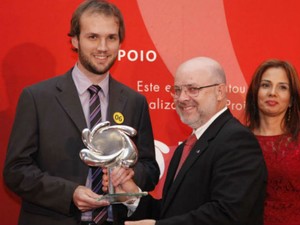 Modelo de negócio foi premiado pela CNI na edição 2013 do Prêmio Nacional de Inovação na terça-feira (23) na categoria 'Modelo de Negócio''; o sócio Lucas recebendo o prêmio (Foto: CNI / Divulgação)