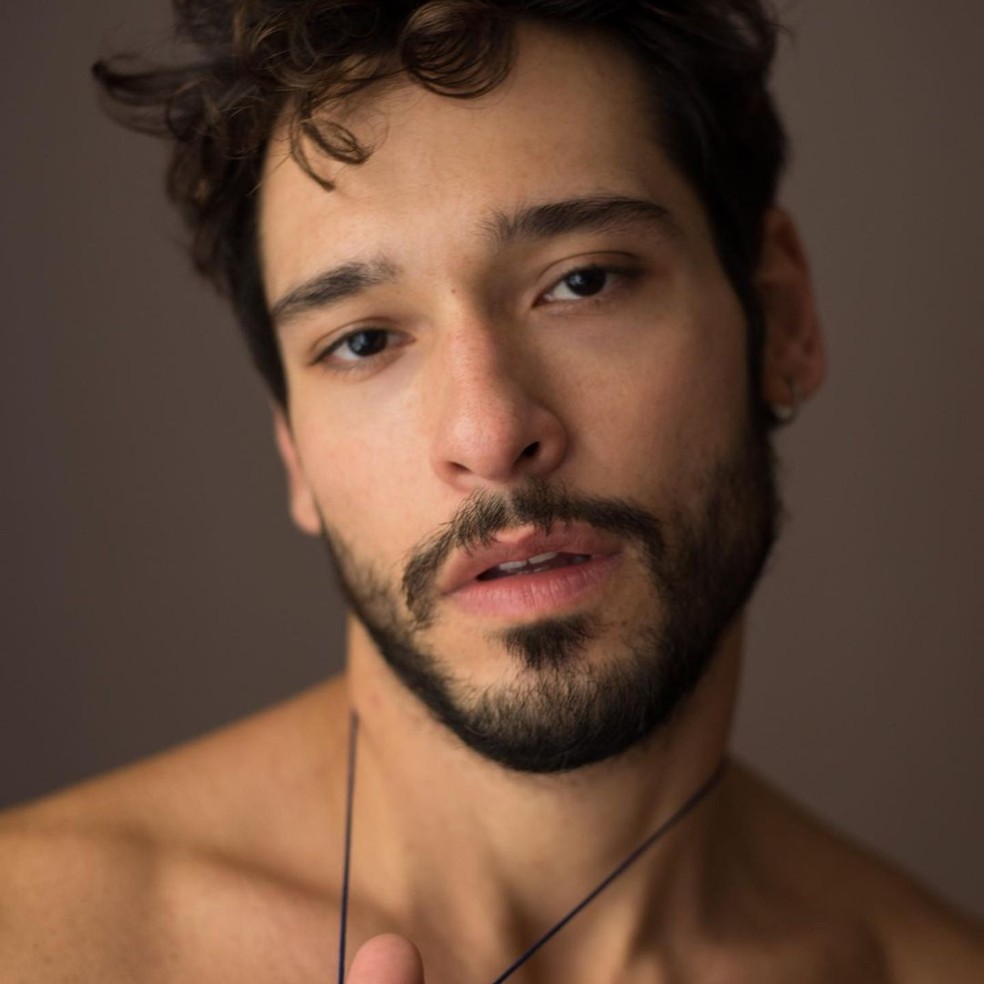 Em entrevista ao gshow, Bruno Fagundes relembra casos de homofobia, rela&ccedil;&atilde;o com a fam&iacute;lia e o namoro com Igor Fernandez &mdash; Foto: Anthony Pomes/Divulga&ccedil;&atilde;o