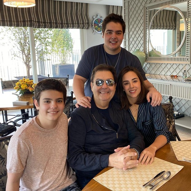 Fausto Silva e os filhos: Lara, João Guilherme e Rodrigo (Foto: reprodução/Instagram)