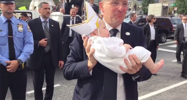 'Papa Baby' é carregado de volta aos braços do pai (Foto: Reprodução)