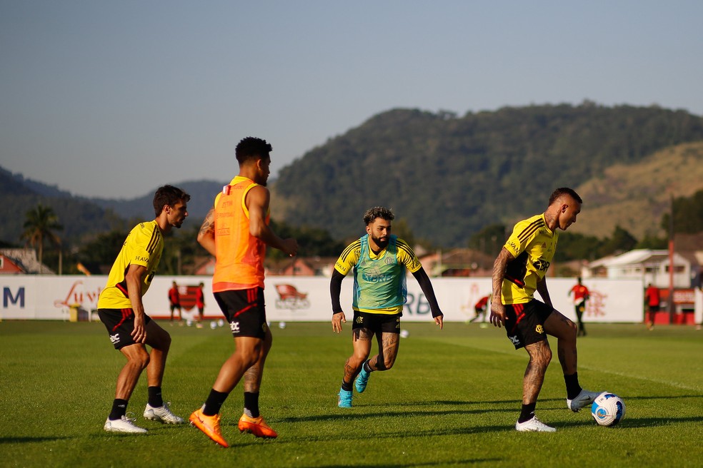 Everton Cebolinha, do Flamengo, treina com Rodrigo Caio, João Gomes e Gabigol — Foto: Gilvan de Souza/Flamengo