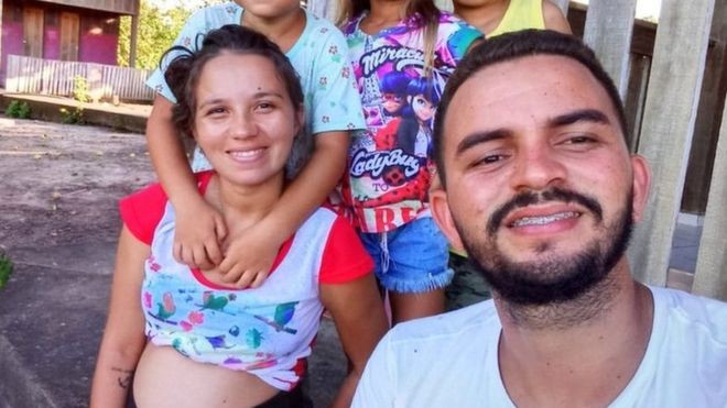 BBC: Junto da esposa, grávida, Higor Cazimiro deixou Altamira rumo à sua comunidade natal, na Resex Rio Xingu, para fugir da pandemia (a foto foi cortada para evitar a exposição de menores) (Foto: Arquivo pessoal / Higor Cazimiro via BBC)