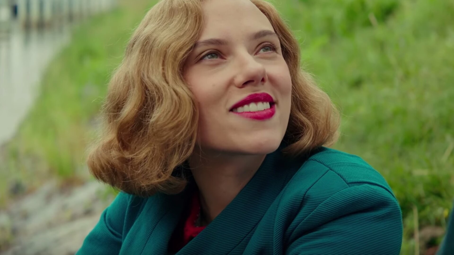 Scarlett Johansson interpreta Rosie, mãe do protagonista. A personagem é uma representação do poder feminino diante da Segunda Guerra Mundial (Foto: Reprodução/GeekTyrant)