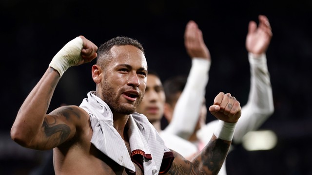 Neymar comemora bastante, ao lado dos jogadores do PSG, a vitória conquistada no último minuto contra o Metz
