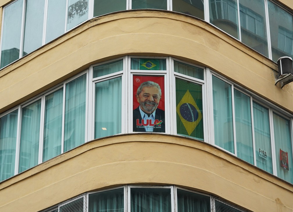 Morador exibe imagem do ex-presidente Lula na janela de casa em Copacabana — Foto: Marcos Serra Lima/g1