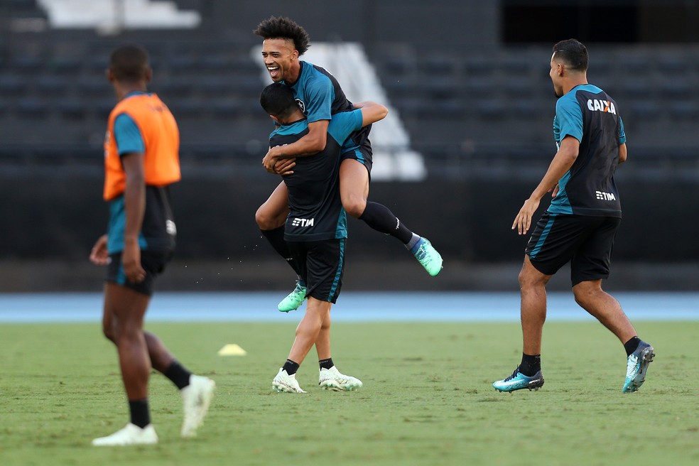 Luis Ricardo levou a melhor no duelo de centroavantes com Carli  (Foto: Vitor Silva/SSPress/Botafogo)