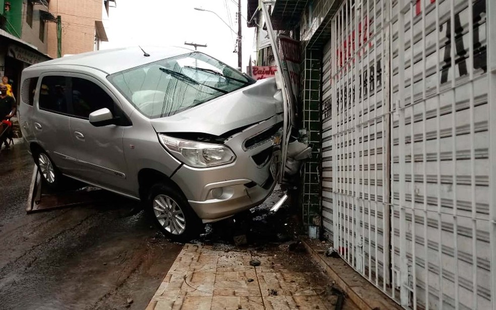 Motorista perde controle de carro e bate em imÃ³vel no bairro de Plataforma, em Salvador (Foto: Vanderson Nascimento/TV Bahia)