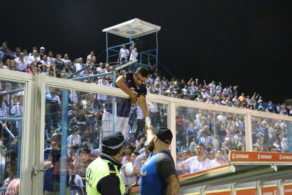 Massagista do Grêmio dá água para torcedor — Foto: Eduardo Moura