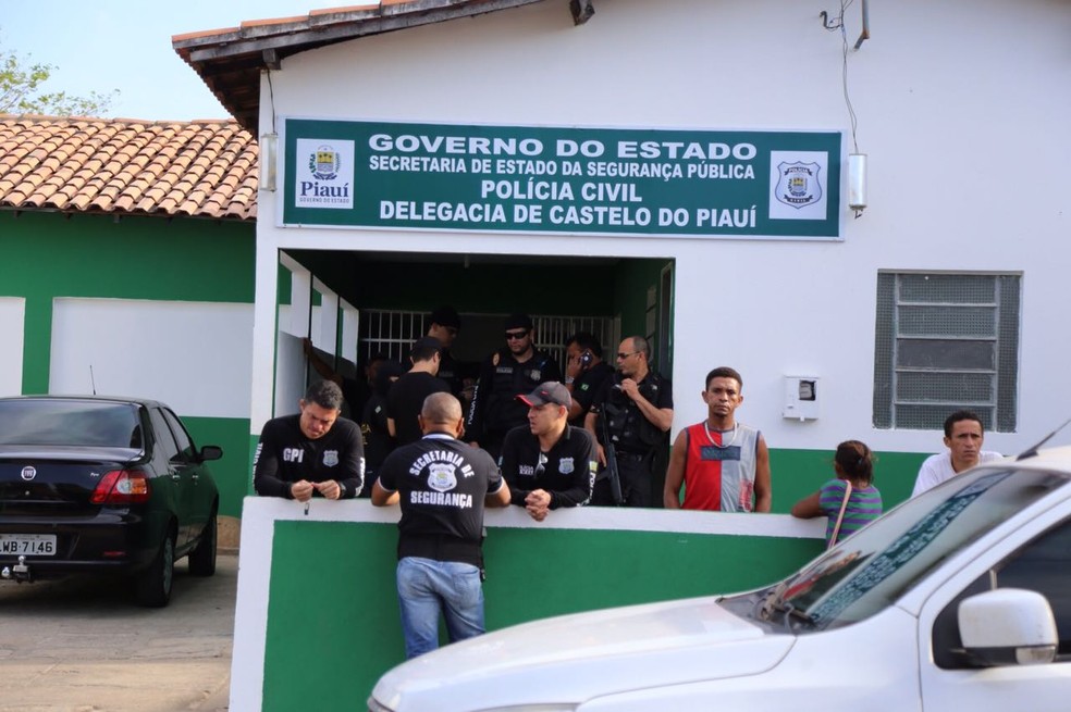 Suspeito foi levado para a Delegacia de Castelo do Piauí — Foto: Divulgação/Polícia Civil