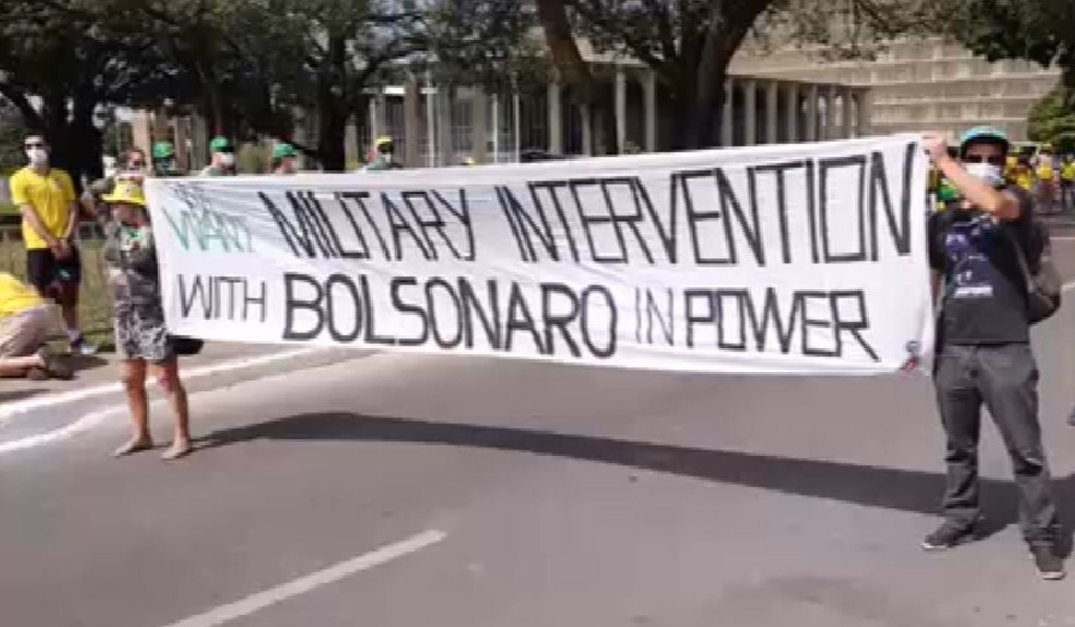 Manifestantes pedem intervenção militar, o que é inconstitucional no Brasil — Foto: Reprodução/TV Globo