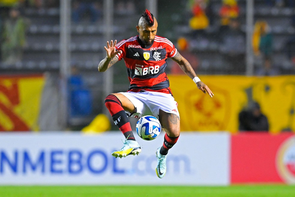 Vidal foi titular contra o Aucas, na Libertadores — Foto: Rodrigo BUENDIA / AFP