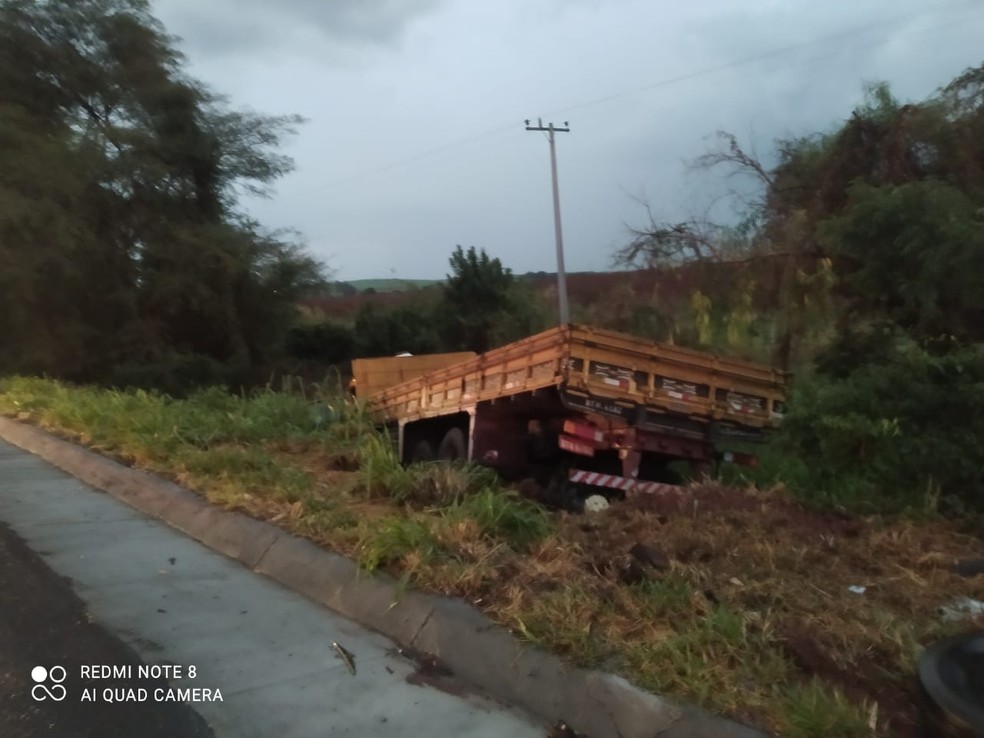 Batida frontal entre caminhonete e caminhão matou uma pessoa — Foto: Polícia Rodoviária